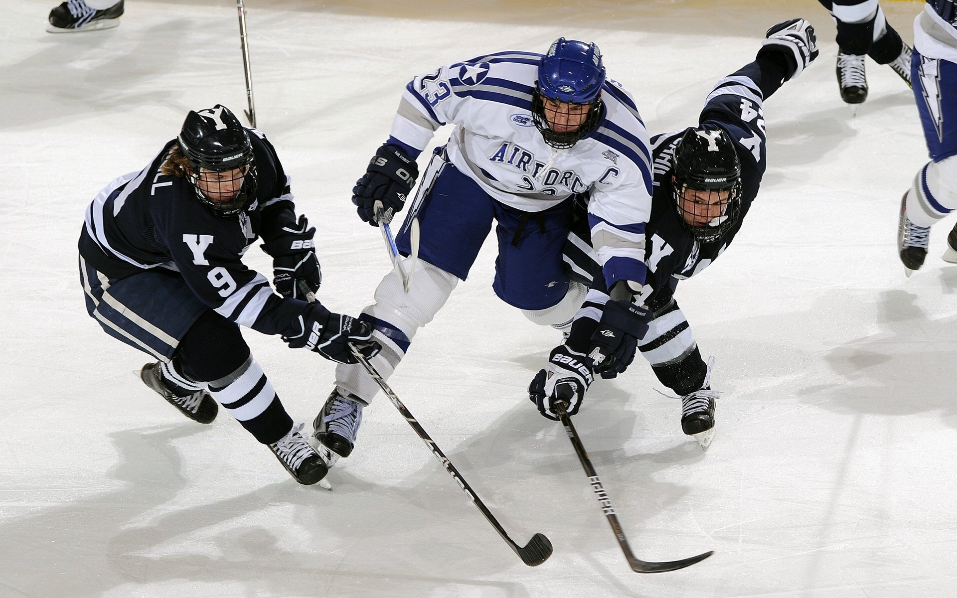 图穆亚的强力冲击帮助袋鼠队屡次突破对手防线,穆拉德忠·图伊奇耶夫